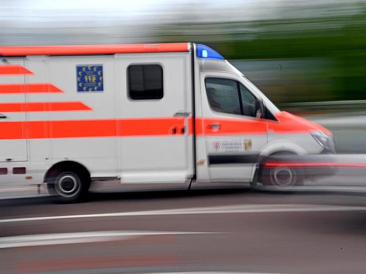Ein Krankenwagen fährt mit Blaulicht über eine Straße. Foto: Hendrik Schmidt/zb/dpa/Archivbild
