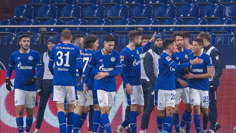 Die Schalker Spieler bejubeln das erlösende Tor zum 1:0 gegen die TSG Hoffenheim. Die Schalker Spieler bejubeln das erlösende Tor zum 1:0 gegen die TSG Hoffenheim.