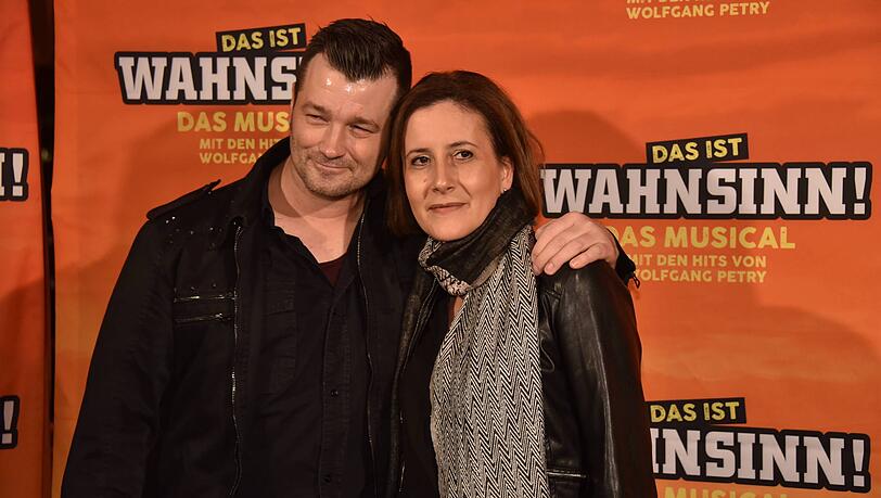 Achim Petry und Giovanna Cali sind seit 2000 verheiratet und haben zwei gemeinsame Söhne. Cali meidet die Öffentlichkeit allerdings lieber. Achim Petry und Giovanna Cali sind seit 2000 verheiratet und haben zwei gemeinsame Söhne. Cali meidet die Öffentlichkeit allerdings lieber.