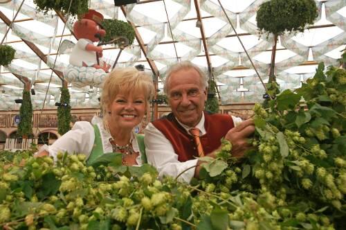 Der Aloisius hängt schon, der Hopfen muss noch dekoriert werden: Margot und Günter Steinberg inmitten der duftenden Reben.