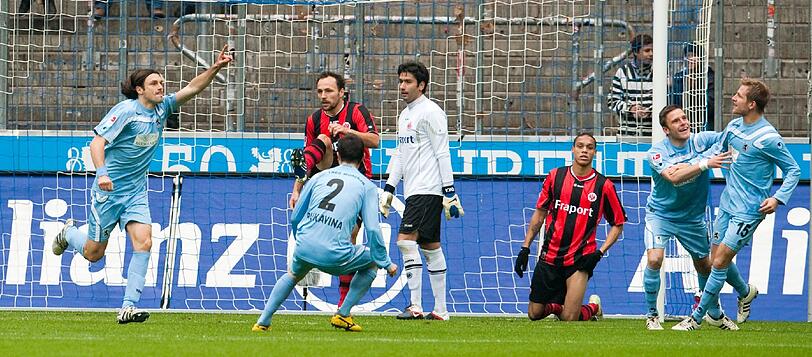 STEFAN AIGNER (r.): Von Anfang an giftig in der Partie. Erst der gute Ballgewinn vor dem 1:0, dann Gelb nach elf Minuten. Auch danach sehr auffällig als Kämpfer. Wichtig bei Kontern als erste Anspielstation. NOTE 2