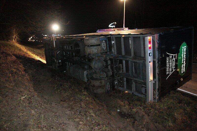 Am Mittwoch morgen kippte ein LKW auf der B 12 bei Rattenkirchen um: Der verletzte Fahrer war in seiner Kabine eingeklemmt und musste von der Feuerwehr befreit werden. Die Bilder!