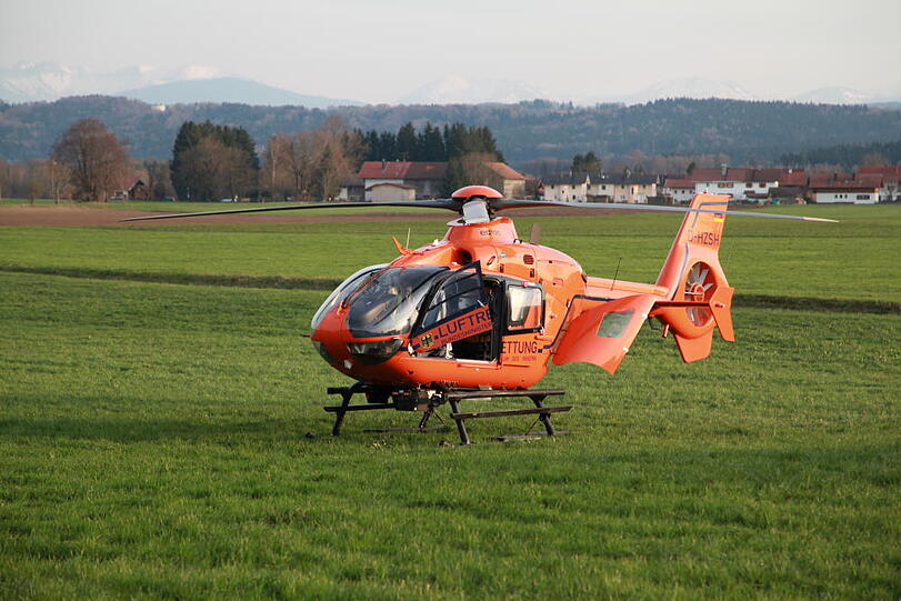 Im Landkreis Rosenheim hat eine Autofahrerin einen Motorradfahrer übersehen. Der Mann stirbt noch am Unfallort, die Frau wird schwer verletzt ins Krankenhaus geflogen.