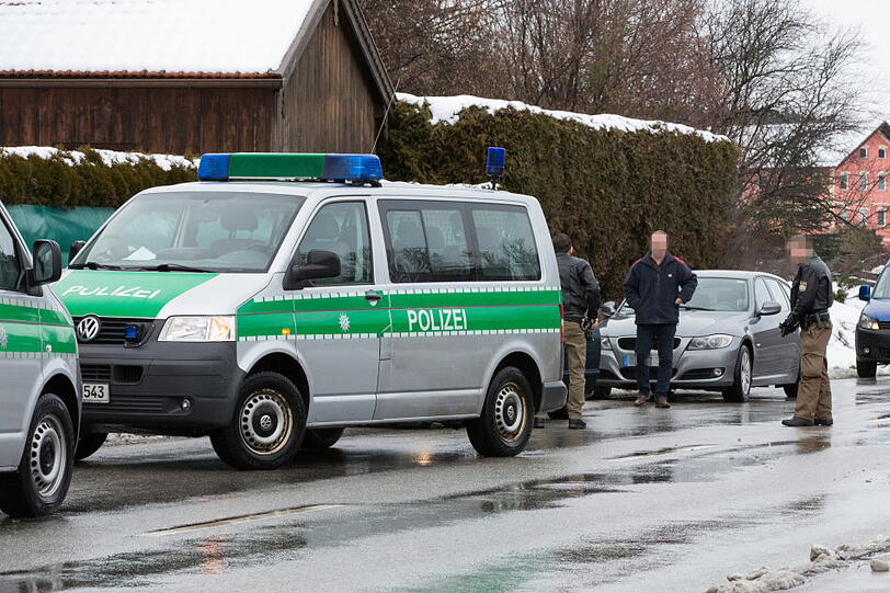 Hier nimmt die Polizei zwei Einbrecher fest. Die Täter wollten in ein Einfamilienhaus in Altenmarkt einsteigen.