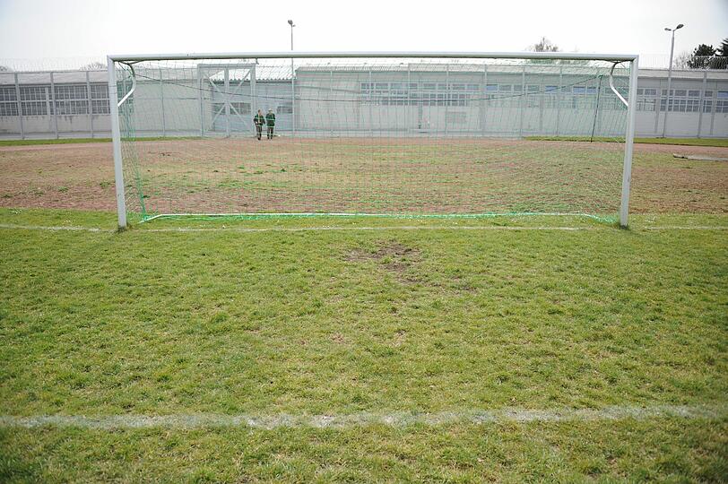 Der holprige Fußballplatz der JVA. Die Knastmannschaft würde gerne mit dem Ex-Bayern-Präsidenten spielen.