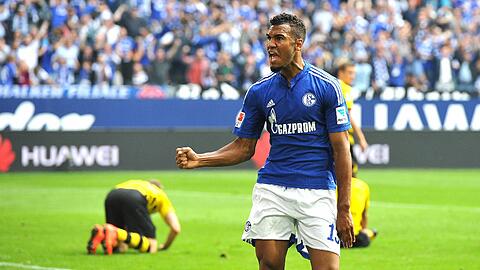 Schalke Stürmer Choupo Moting stürzt die Dortmunder in die Krise. Schalke gewinnt das Revierderby mit 2:1