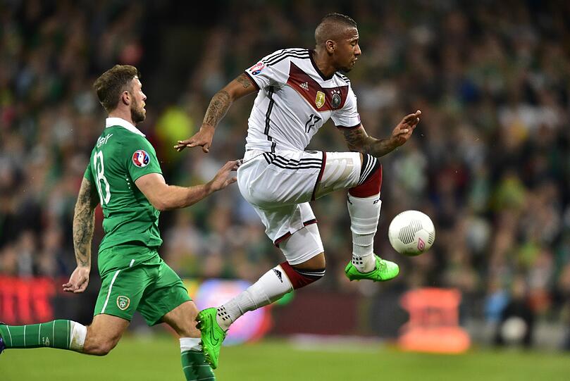 JÉROME BOATENG: NOTE 4.
Mit neon-grünen Schuhen (Referenz an den Gastgeber?). Bayerns Abwehrchef wurde kaum gefordert. Wenn nötig, brachte er den Ball aus der Gefahrenzone. Kam beim 0:1 aber auch zu spät.