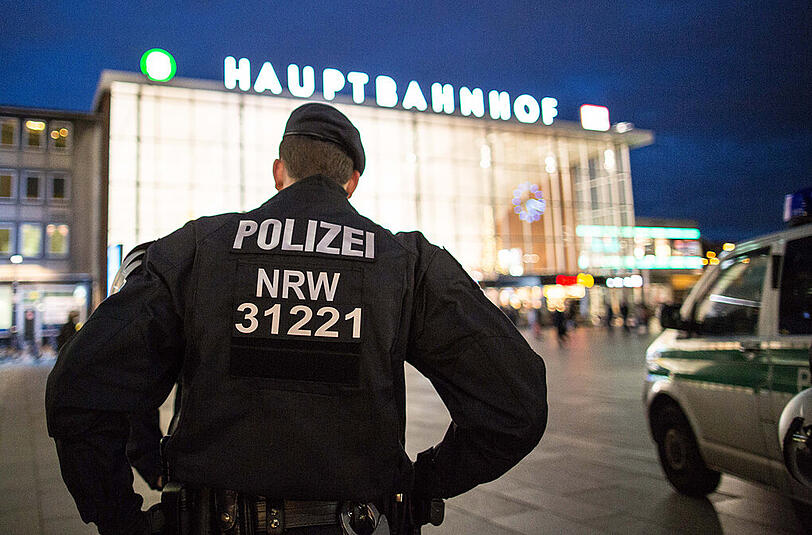 Ein Polizist steht in Köln vor dem Hauptbahnhof. Nach den sexuellen Übergriffen auf Frauen in der Silvesternacht verstärkt die Polizei die Präsenz am Hauptbahnhof.