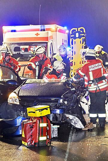 Die Feuerwehr befreit die Schwerverletzte mit einem Rettungsspreizer.