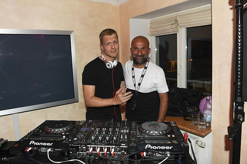 Oliver Pocher mit DJ Ali Escobar an den Plattentellern