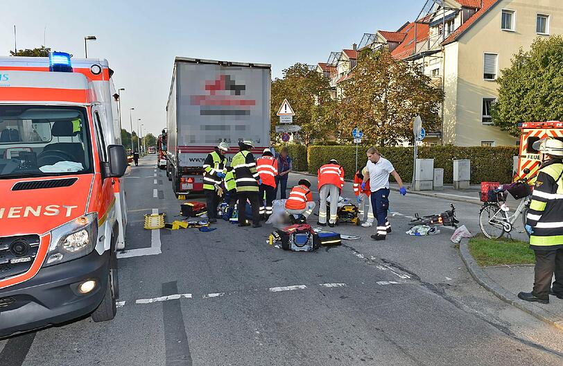 Schrecklicher Unfall auf der Dachauer Straße. Die Radlerin wurde von dem Lkw überrollt.