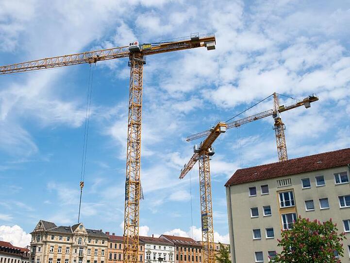 Baukräne in einem Wohngebiet in Dresden.