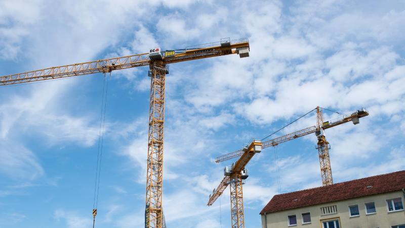 Baukräne in einem Wohngebiet in Dresden. Baukräne in einem Wohngebiet in Dresden.