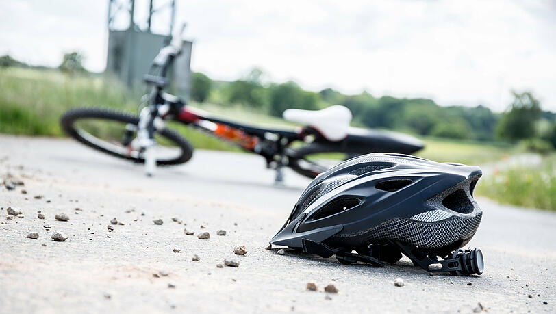 Aufgrund von Unebenheiten auf einem Radweg ist ein Radler gestürzt und fordert 2.000 Euro vom Freistaat. (Symbolbild)