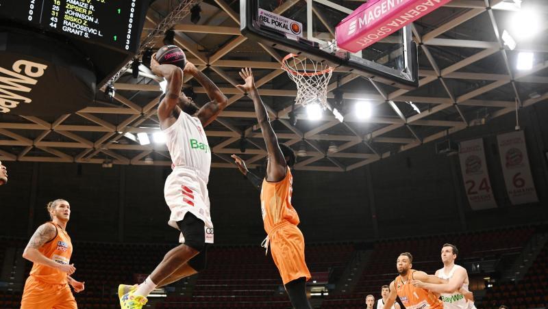 Bayerns Jalen Reynolds (l) zieht gegen Ulms Aric Holman zum Korb.