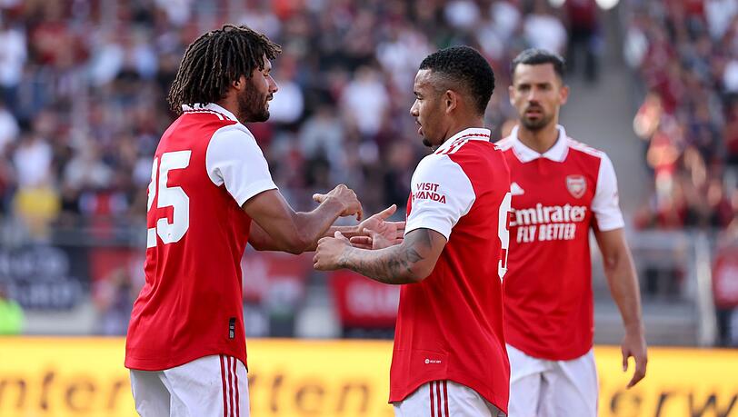 Mohamed Elneny (l) von Arsenal jubelt über mit seinem Kollege Gabriel Jesus (M) seinen Treffer zum 2:2.