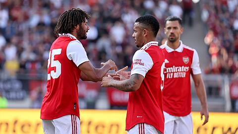 Mohamed Elneny (l) von Arsenal jubelt über mit seinem Kollege Gabriel Jesus (M) seinen Treffer zum 2:2.