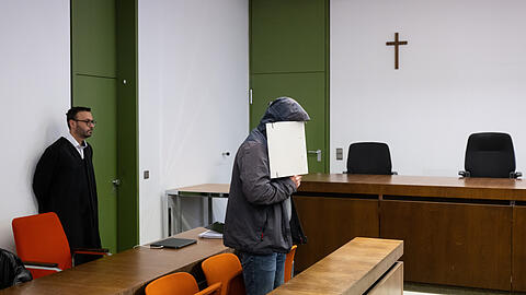 Der wegen schweren sexuellen Missbrauchs angeklagte Mann (r) steht im Landgericht neben seinem Anwalt Adam Ahmed im Verhandlungssaal.