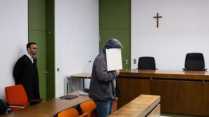 Der wegen schweren sexuellen Missbrauchs angeklagte Mann (r) steht im Landgericht neben seinem Anwalt Adam Ahmed im Verhandlungssaal.
