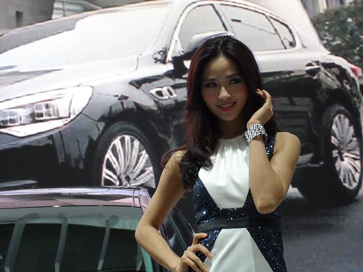 Schöne Frauen an neuen Autos: Eine nach wie vor unschlagbar attraktive Kombination - auch in Shanghai.
