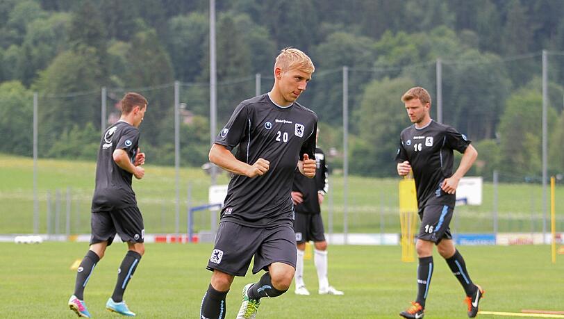 Stefan Wannenwetsch (vorne) darf weiter auf Einsätze in der ersten Mannschaft hoffen.