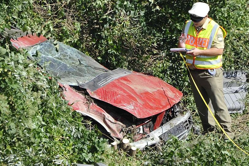 Aus diesem Wrack musste die Feuerwehr zwei Menschen befreien.