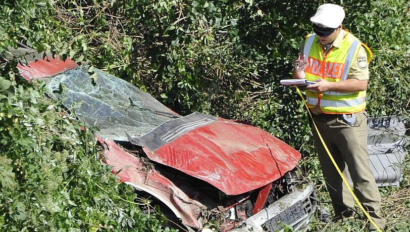 Aus diesem Wrack musste die Feuerwehr zwei Menschen befreien. Aus diesem Wrack musste die Feuerwehr zwei Menschen befreien.