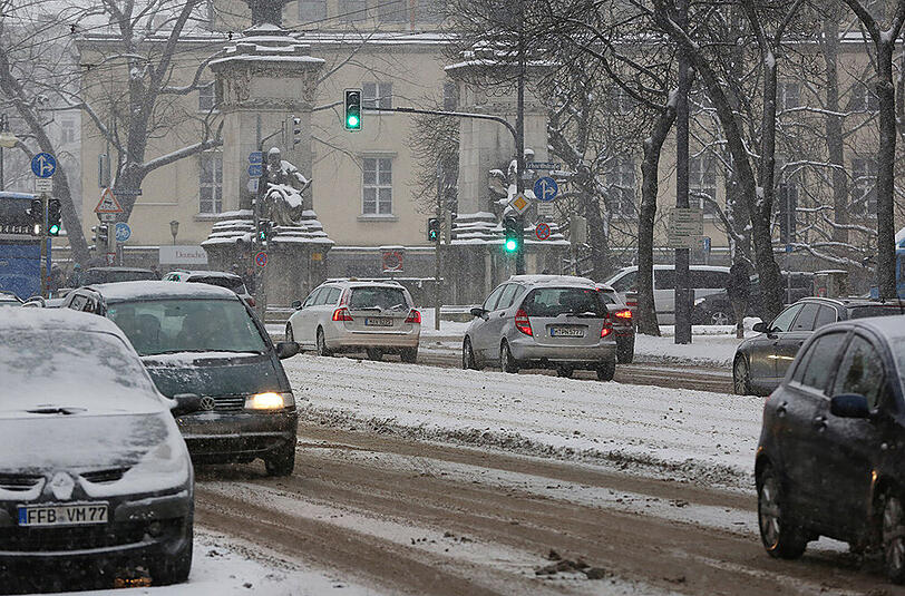 So sieht der Winter in München aus: verschneite Fahrbahn am Deutschen Museum.