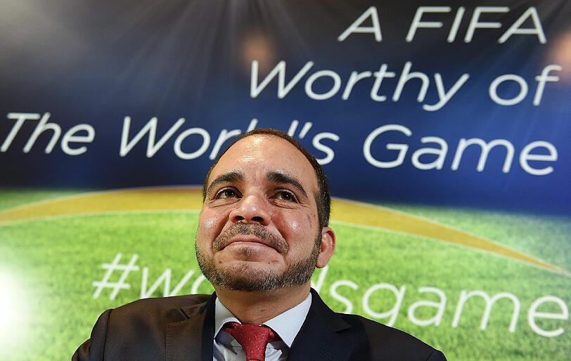 Der Prinz selbst sagte im September, dass er der einzige Kandidat sei, welcher "der Korruption im Weltfußball mit Mut entgegentritt". Aber: Prinz Ali hat nicht einmal in seinem asiatischen Kontinentalverband eine Mehrheit und gilt als zu farblos.