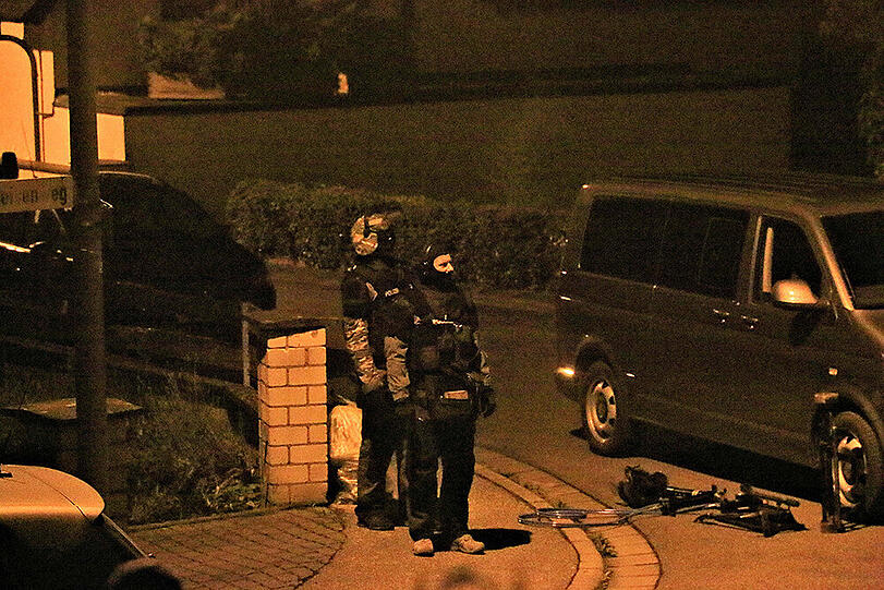 Ein bewaffneter Mann hielt den kleinen oberfränkischen Ort Reundorf am Sonntag in Atem - die Bilder vom SEK-Einsatz.