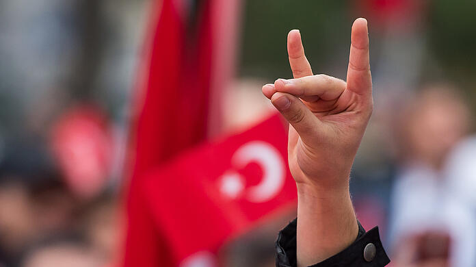 Der "Wolfsgruß", Erkennungszeichen der rechtsradikalen türkischen Gruppierung "Graue Wölfe". Versucht sie, die Migrationsbeiratswahl zu manipulieren?
