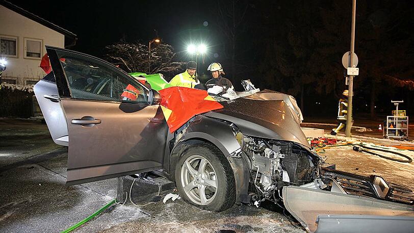 Das Auto ist nach dem Unfall vollkommen zerstört, der Fahrer schwer verletzt. Die Bilder aus Traunreut.