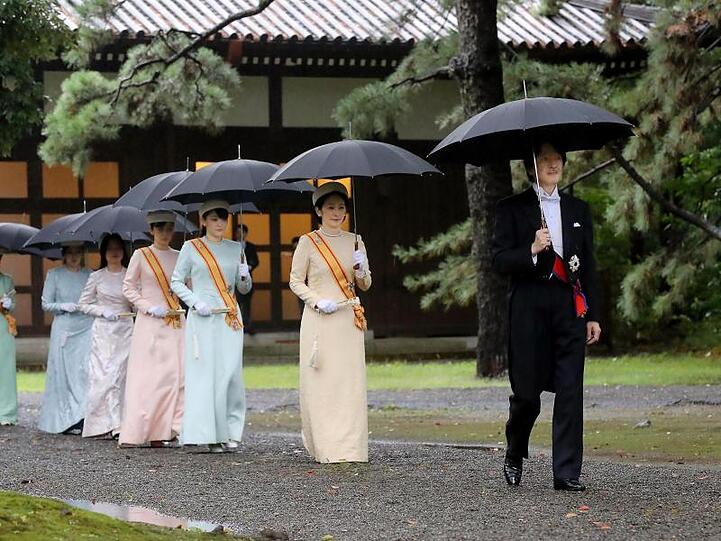 Japans Kronprinz Akishino (r) und Kronprinzessin Kiko (2.v.r) auf dem Weg zur Zeremonie.