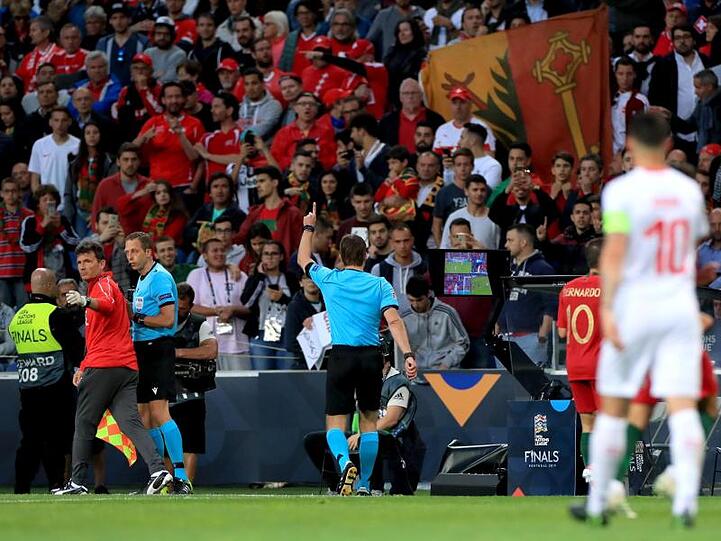 Felix Brych (M.) gab nach Videobeweis Strafstoß für die Schweiz, obwohl er einen für Portugal gepfiffen hatte.