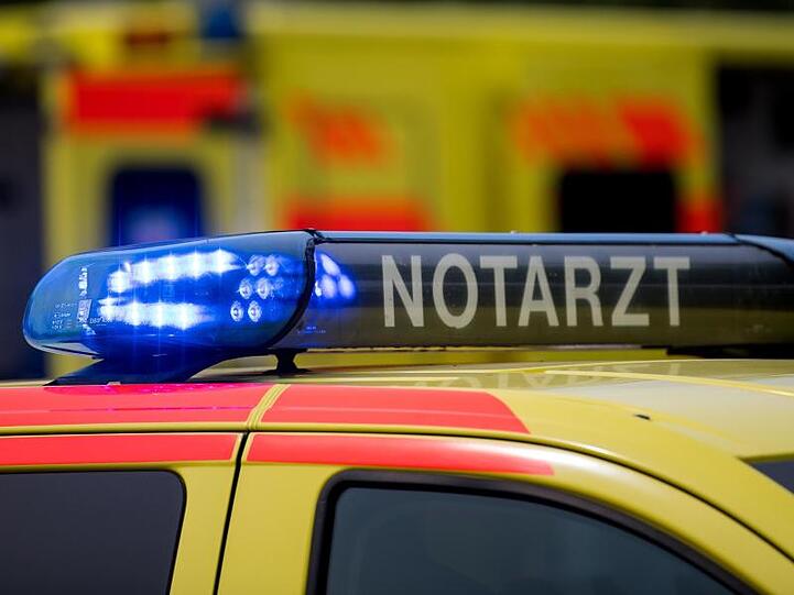 Ein Notarztwagen mit Blaulicht. Foto: Monika Skolimowska/Archivbild
