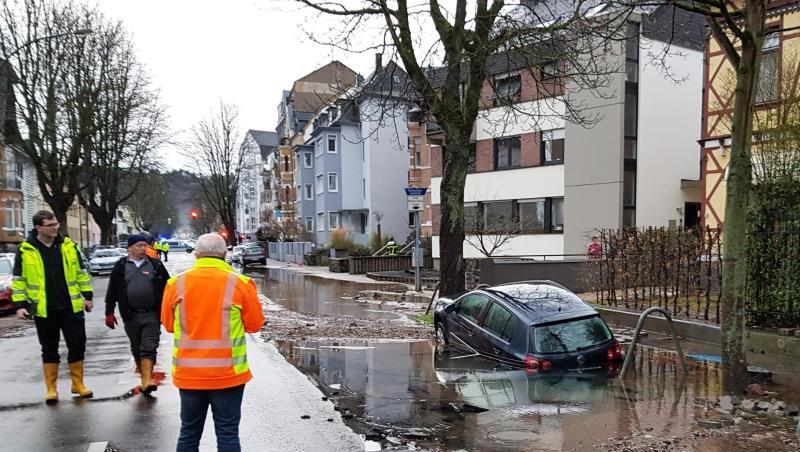 Ein Auto ist nach einem Wasserrohrbruch in der Mainzer Straße in Koblenz im Schlamm versunken. Ein Auto ist nach einem Wasserrohrbruch in der Mainzer Straße in Koblenz im Schlamm versunken.