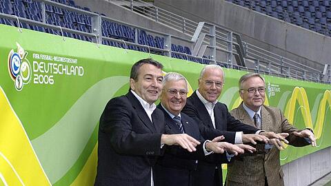 Das Präsidium des OK für die Fußball-WM 2006(l-r): Vizepräsident Wolfgang Niersbach, Vizepräsident Theo Zwanziger, Präsident Franz Beckenbauer und der 1. Vizepräsident Horst R. Schmidt.
