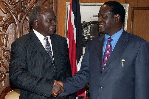 Demonstrativ schüttelten sich Odinga (l.) und Kibaki die Hände