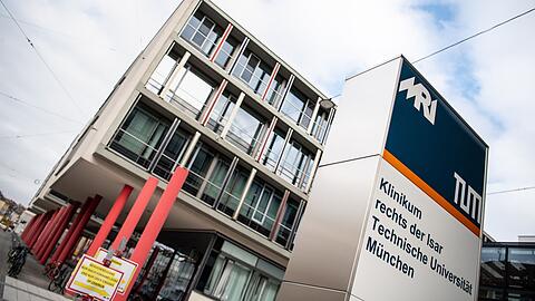 Ein Krankenpfleger aus einer Münchner Klinik ist wegen zweifachen Mordes und sechs Mordversuchen angeklagt.
