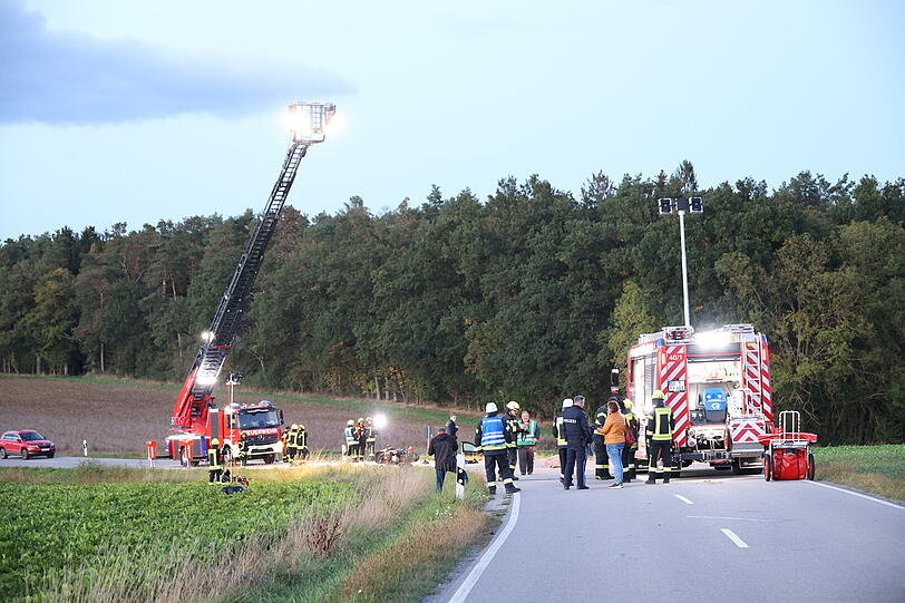 Bei einem Unfall zwischen mehreren Motorrädern und einem Auto in Geiselhöring verstarb ein Biker.