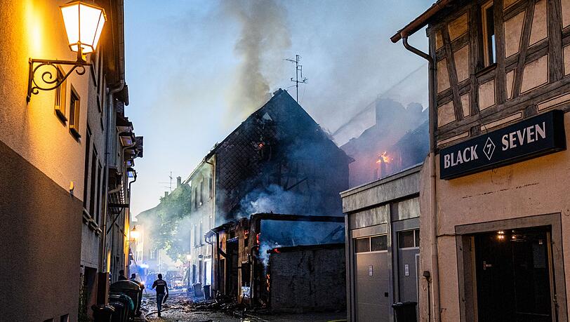 Der Schaden dürfte nach ersten Einschätzungen der Feuerwehr in die Millionen gehen.