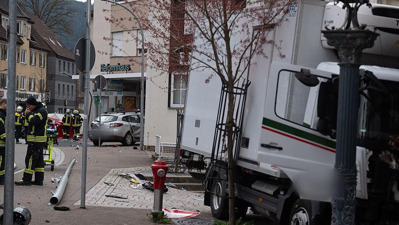 Erst die Hauswand einer Gastst&auml;tte bringt den Transporter zum Stehen.