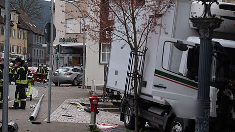 Erst die Hauswand einer Gastst&auml;tte bringt den Transporter zum Stehen.