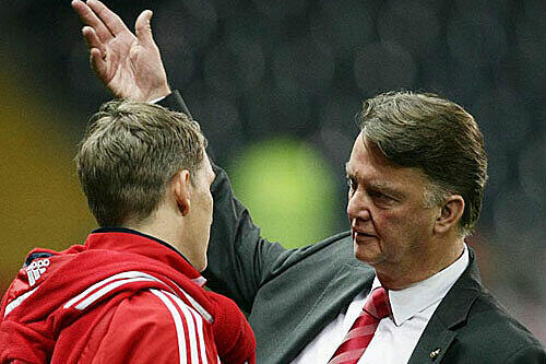 Haben zueinander gefunden und sind gemeinsam erfolgreich: Trainer Louis van Gaal (hier mit Schweinsteiger) und der FC Bayern, der ins Viertelfinale der Champions League eingezogen ist.