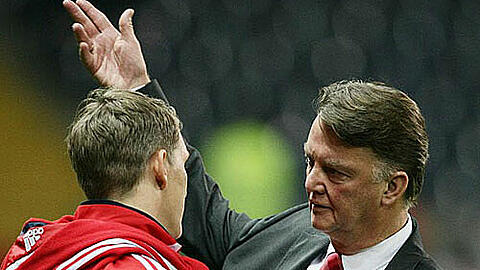 Haben zueinander gefunden und sind gemeinsam erfolgreich: Trainer Louis van Gaal (hier mit Schweinsteiger) und der FC Bayern, der ins Viertelfinale der Champions League eingezogen ist.