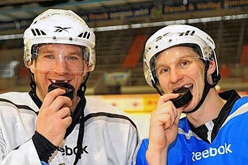Der Puck ist der natürliche Feind des Zahns: Die EHC-Stars Ryan Ready (r.) und Dave Reid haben in ihrer Karriere jeweils bereits fünf Zähne einbüßen müssen.