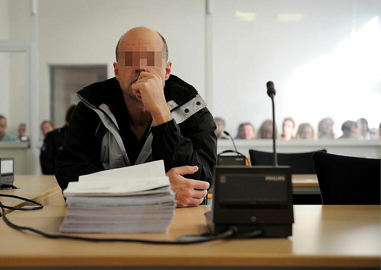 Der Angeklagte Thomas Drach sitzt am Donnerstag (13.10.11) in Hamburg in Saal 288 des Justizgebäudes.