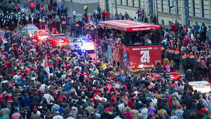 Die Bayern-Stars auf dem Weg zum Rathaus. So feiern die Stars bereits auf dem Weg vom Stadion in die Innenstadt. Die Bilder vom Fan-Truck.