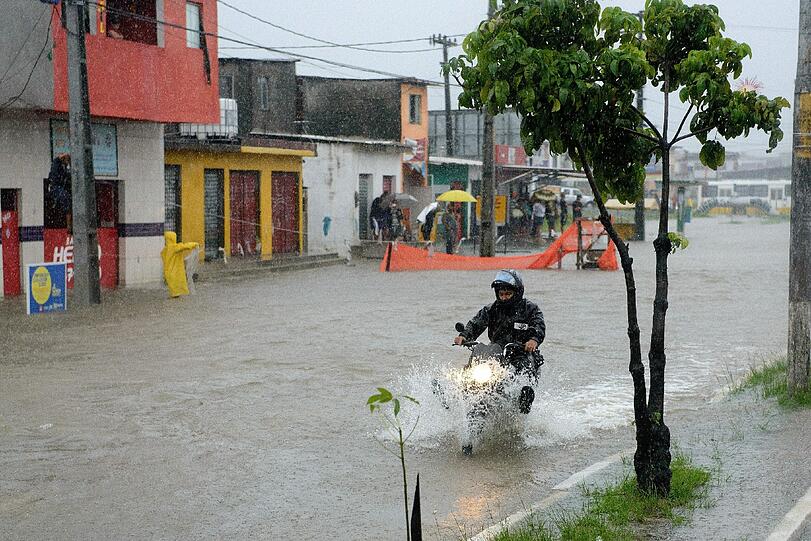 In Recife erwartet die USA und Deutschland eine Wasserschlacht. Die irren Regen-Bilder aus Recife!