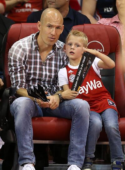Arjen Robben als Glücksbringer: Die Bayern haben sich im zweiten Spiel gegen ALBA Berlin zurückgekämpft. Die Bilder.